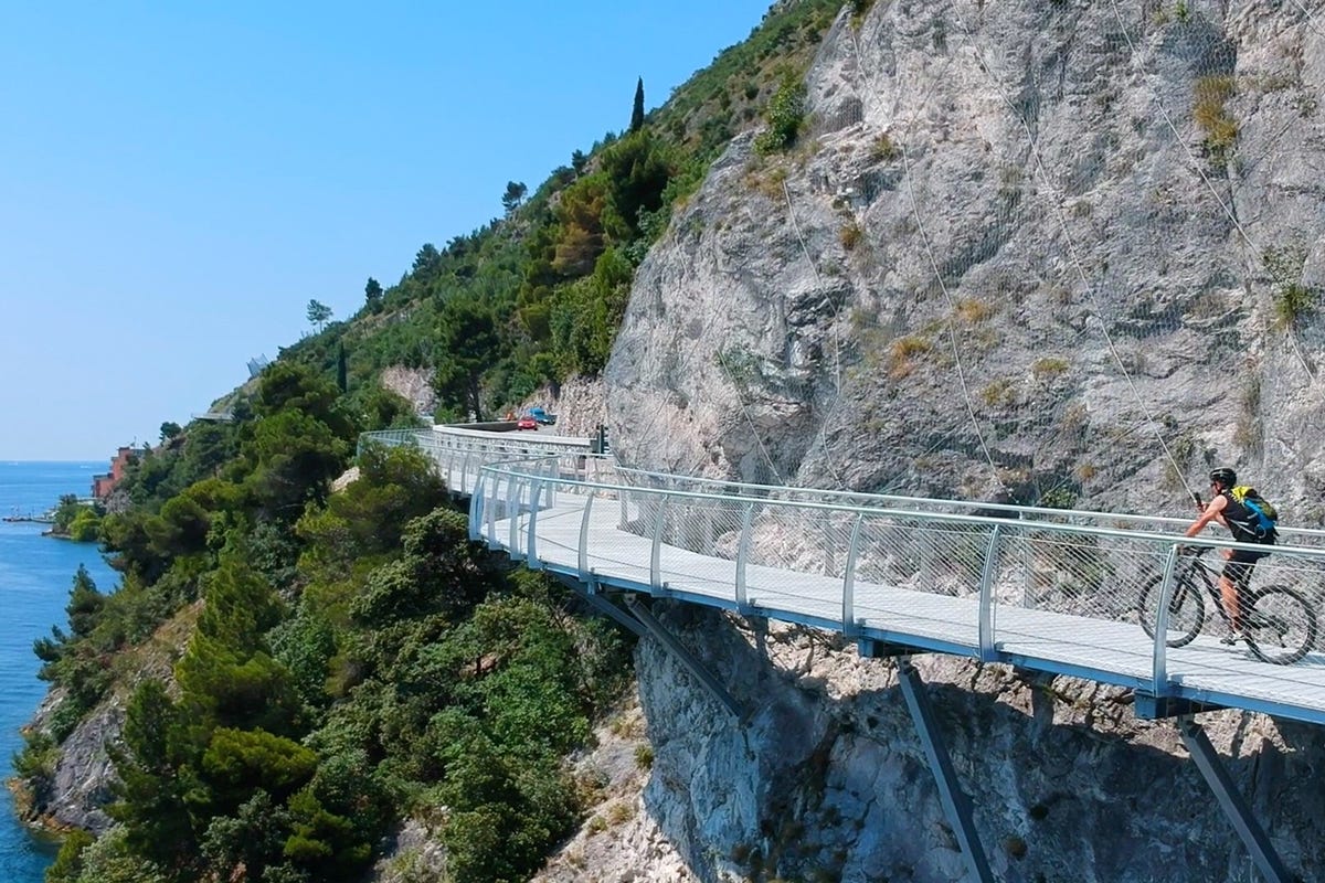 02 Lago di Garda-Limone sul Garda-Ciclopedonale-ciclista Pedalando senza fretta nei luoghi più incantevoli della provincia di Brescia